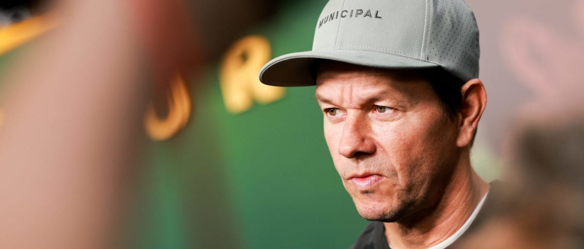 FACT CHECK: Is Mark Wahlberg wearing an anti-Anthony Fauci shirt in this image?