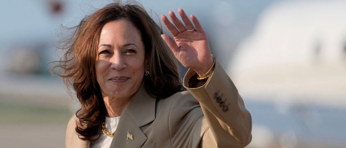 US Vice President and Democratic presidential candidate Kamala Harris waves as she returns to Joint Base Andrews in Maryland after attending a campaign fundraising event in Massachusetts on July 27, 2024. (Photo by Stephanie Scarbrough / POOL / AFP) (Photo by STEPHANIE SCARBROUGH/POOL/AFP via Getty Images)