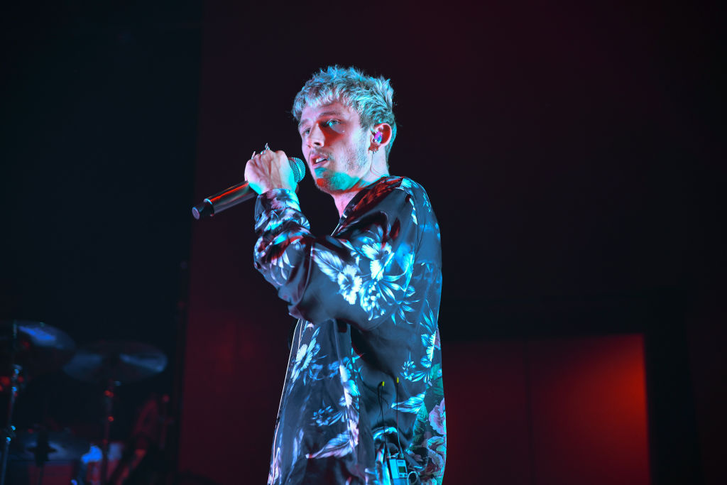 LONDON, ENGLAND - AUGUST 31: Machine Gun Kelly performs on stage at O2 Forum Kentish Town on August 31, 2019 in London, England. (Photo by Venla Shalin/Redferns) Getty Images