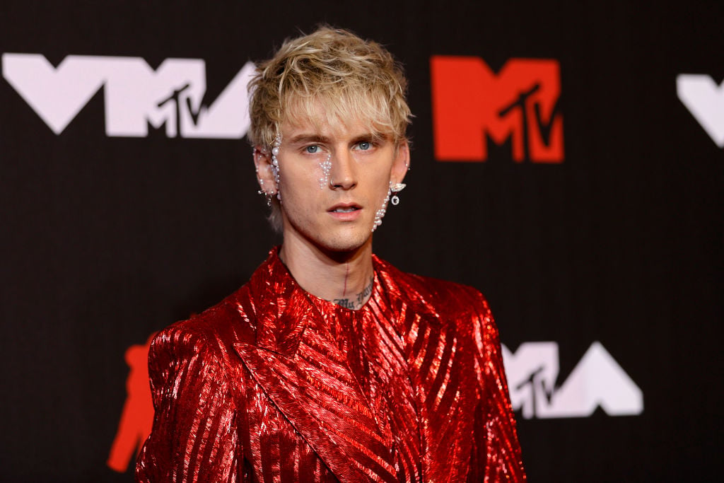 NEW YORK, NEW YORK - SEPTEMBER 12: Machine Gun Kelly attends the 2021 MTV Video Music Awards at Barclays Center on September 12, 2021 in the Brooklyn borough of New York City. (Photo by Jason Kempin/Getty Images)