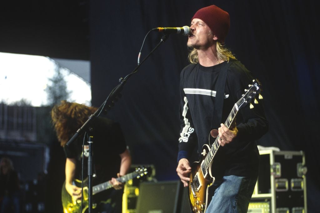 Wes Scantlin (R) of Puddle of Mudd performs at Shoreline Amphitheatre on July 17, 2001 in Mountain View, California. (Photo by Tim Mosenfelder/Getty Images)