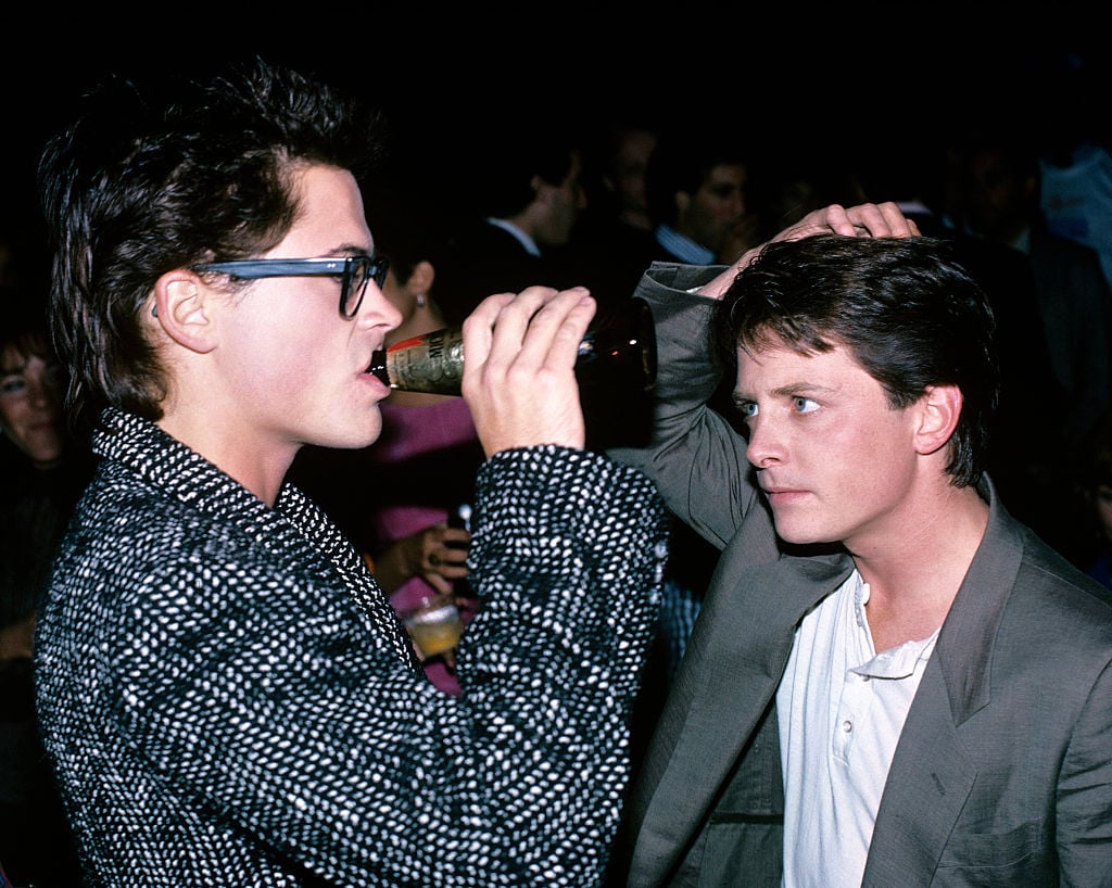 Rob Lowe and Michael J Fox in Los Angeles, California in 1986. (Photo by Walter McBride/Corbis via Getty Images)