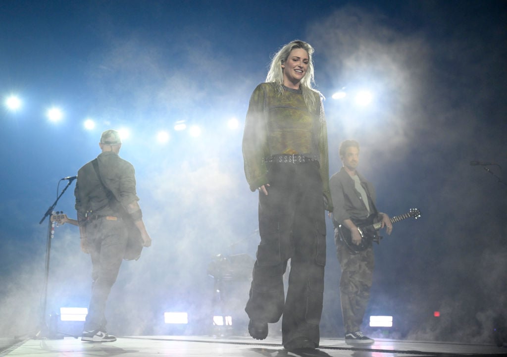 BURBANK, CALIFORNIA - SEPTEMBER 05: Emily Armstrong and Linkin Park perform during a global livestream at Warner Bros. Studios on September 05, 2024 in Burbank, California. (Photo by Timothy Norris/Getty Images for Warner Music)