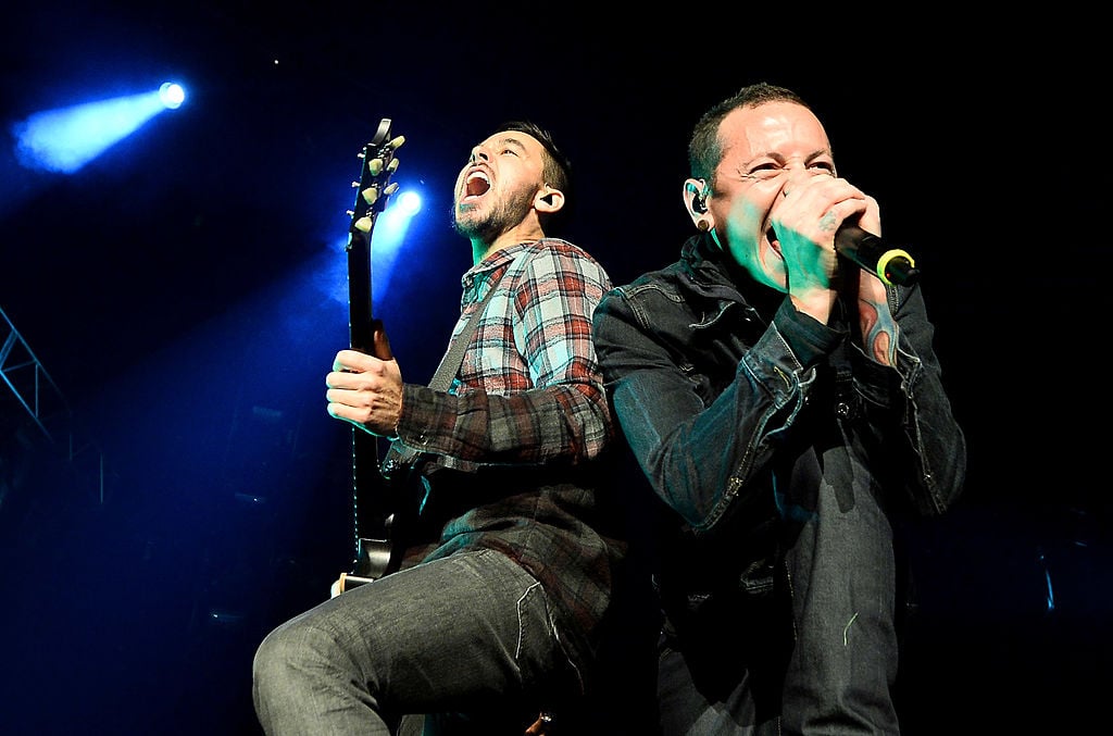 LAS VEGAS, NV - JANUARY 10: Singer/guitarist Mike Shinoda (L) and singer Chester Bennington of Linkin Park perform at The Joint inside the Hard Rock Hotel & Casino on January 10, 2014 in Las Vegas, Nevada. (Photo by Ethan Miller/Getty Images)