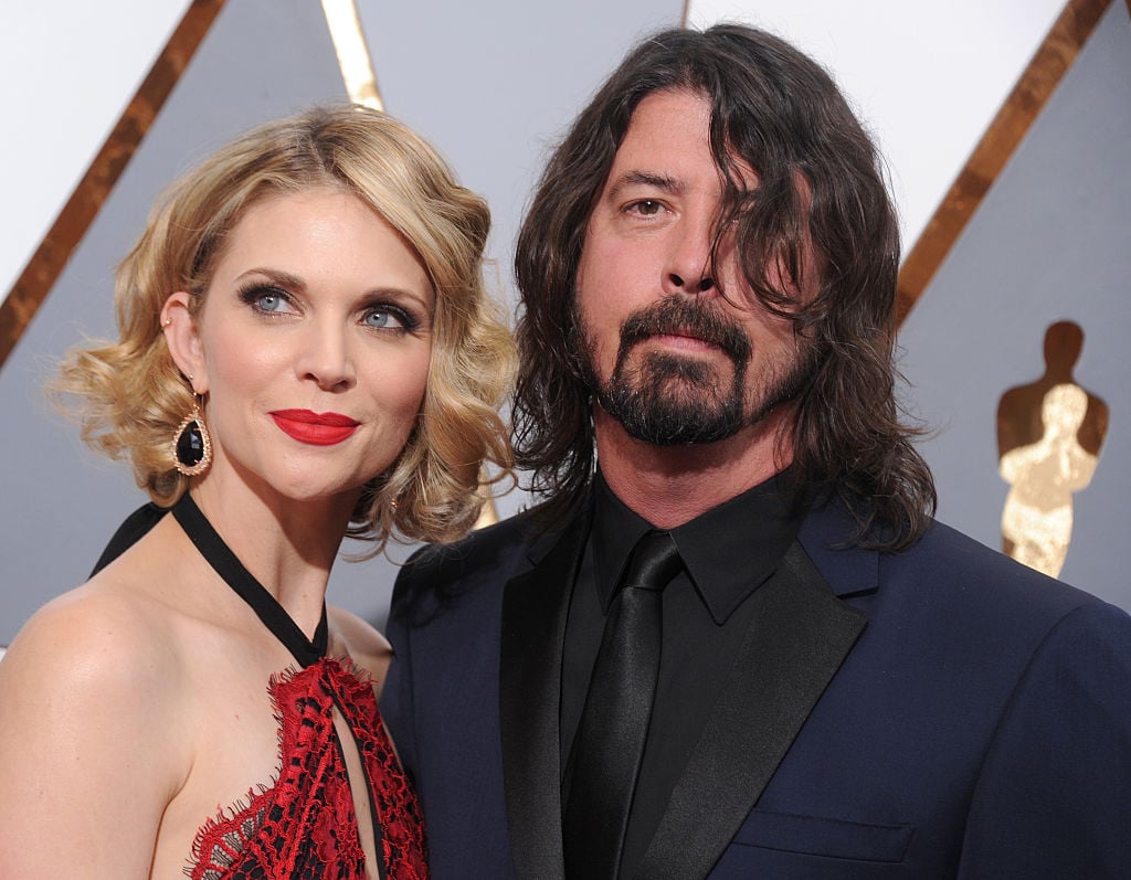 HOLLYWOOD, CA - FEBRUARY 28: Musician Dave Grohl and wife Jordyn Blum arrive at the 88th Annual Academy Awards at Hollywood & Highland Center on February 28, 2016 in Hollywood, California. (Photo by Gregg DeGuire/WireImage) Getty Images